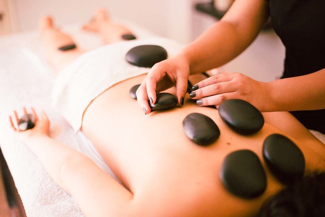 Masaje con Piedras Calientes