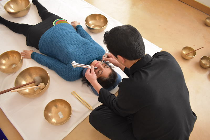 Terapia con Diapasones y Cuencos